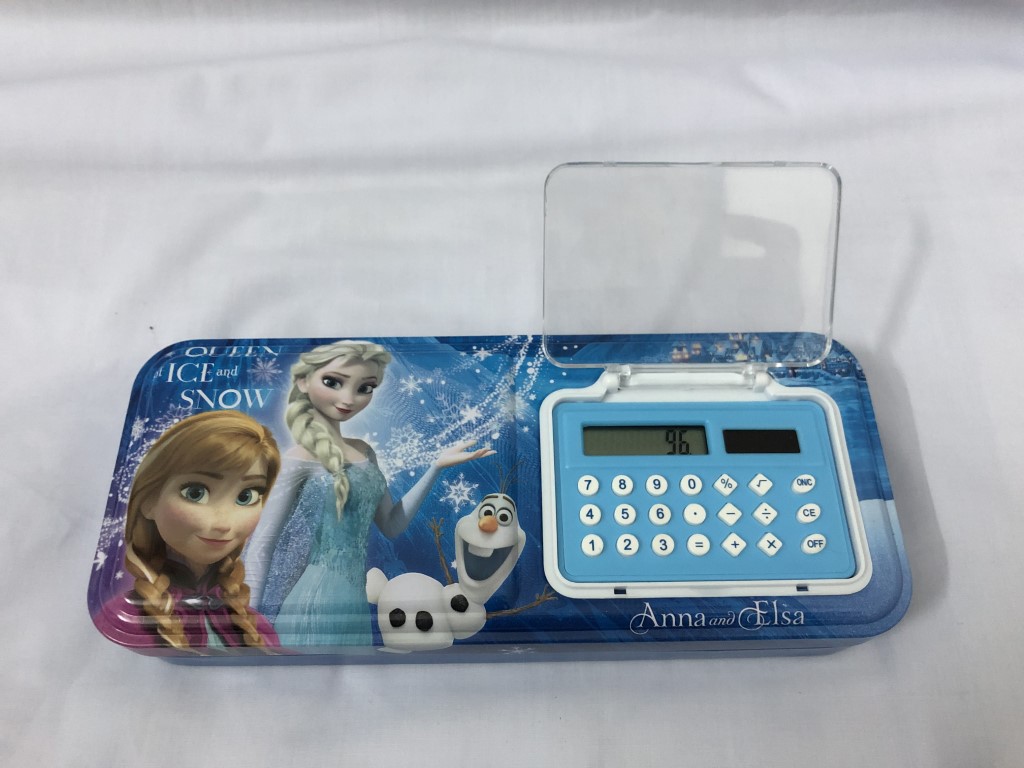 Điểm nhấn của mùa hè này chính là chiếc hộp đựng bút màu công chúa Elsa. Thiết kế đẹp mắt và chất liệu chắc chắn, chiếc hộp này là món đồ không thể thiếu cho các fans của bộ phim hoạt hình \