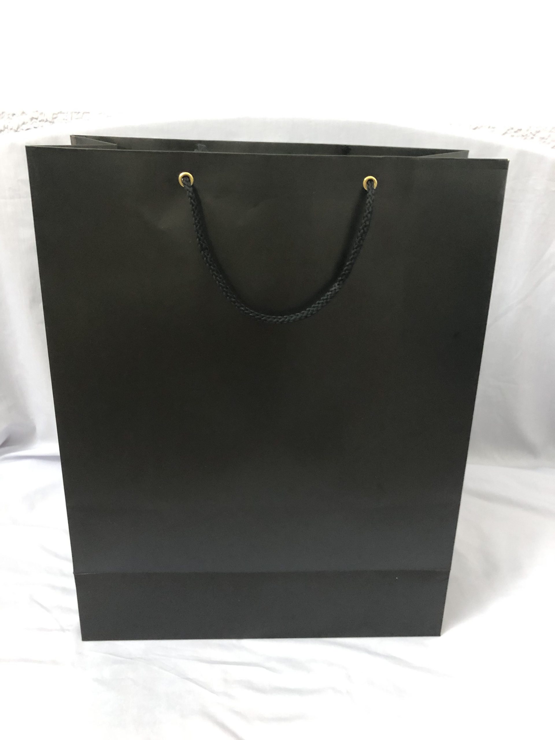 Túi giấy màu đen có quai xách khổ lớn kích thước 45x 35x 15,5 cm/túi