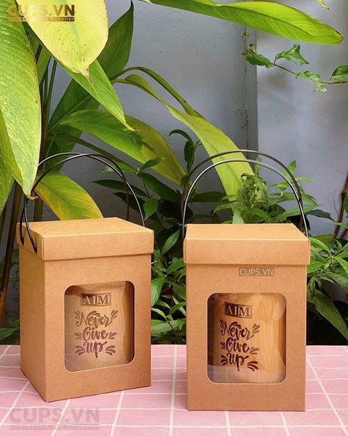 Hộp kraft đáy vuông mặt kiếng có quai xách kt10,5 x 10,5 x 12,5 cm/hộp