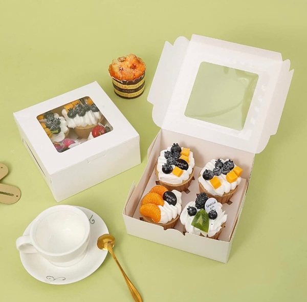 Hộp giấy để 4 bánh cupcake màu trắng nắp kiếng/mica kt 16x16x7,5cm/hộp
