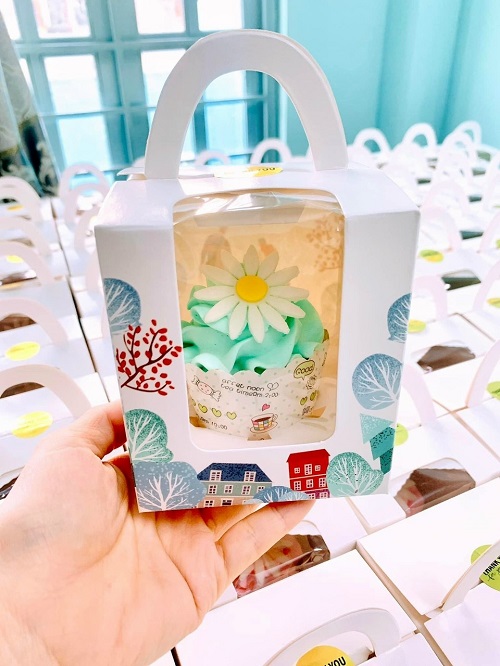 Hộp giấy để 1 bánh cupcake có quai xách kt 11×9,5×9,5 cm/hộp