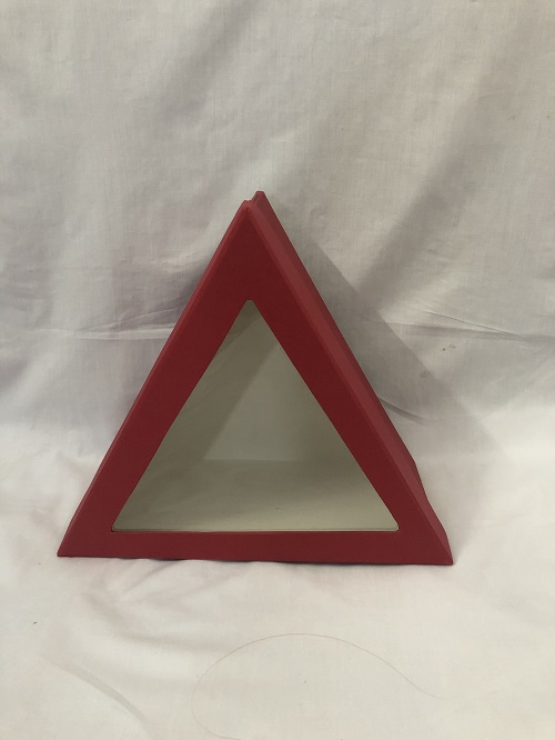 Hộp quà hình tam giác mặt kiếng/mica màu đỏ đô cạnh 25 cm cao 12 cm/hộp
