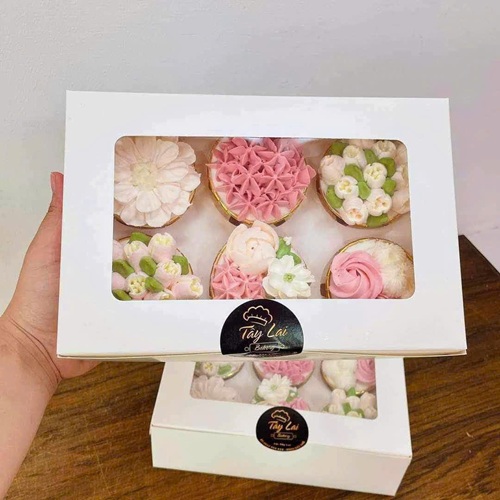 Hộp giấy để 6 bánh cupcake màu trắng mặt kiếng/mica kt 24x16x7,5 m/hộp