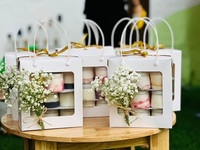 Hộp giấy mặt kiếng có quai xách kích thước 21×18.8×9.2cm/hộp