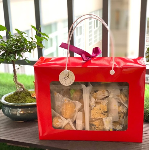 Hộp giấy mặt kiếng có quai xách kt 20 x 26 x 12,2 cm/hộp