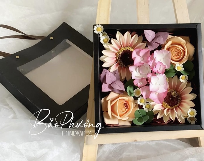 Hộp vuông màu đen và túi mặt kiếng/nắp mica kt 20x20x7 cm/hộp