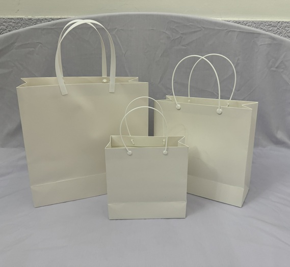 Túi giấy trắng vuông quai xách có 3 kích thước/cái