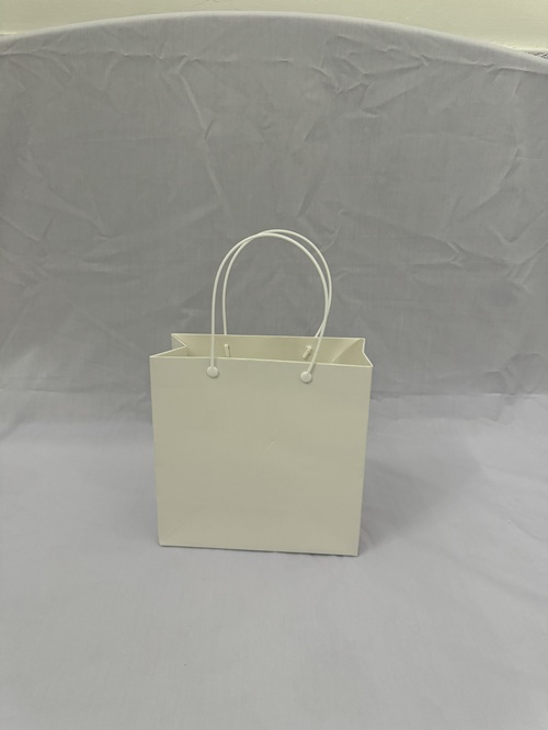 Túi giấy trắng vuông quai xách có 3 kích thước/cái