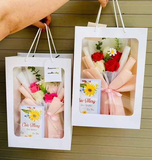 Túi giấy mặt kiếng màu trắng kèm thiệp nhỏ kt 36 x 24 x 15cm/túi