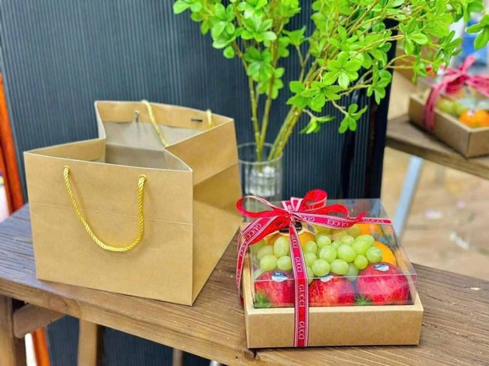 Combo hộp và túi giấy kraft vuông nắp mica để trái cây/quà tặng kt 22,8×22,8×10 cm/hộp
