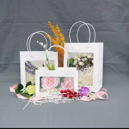 Túi giấy trắng mặt kiếng có quai xách có 3 kích thước/túi