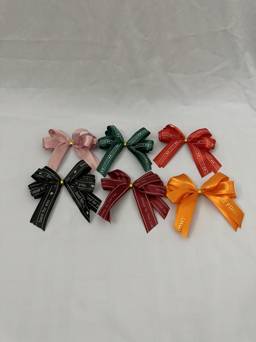 Nơ lụa 8 cánh có chữ đủ màu kt 13 x 13 cm/cái